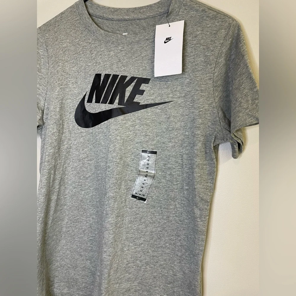 Women’s The Nike Tee sz medium